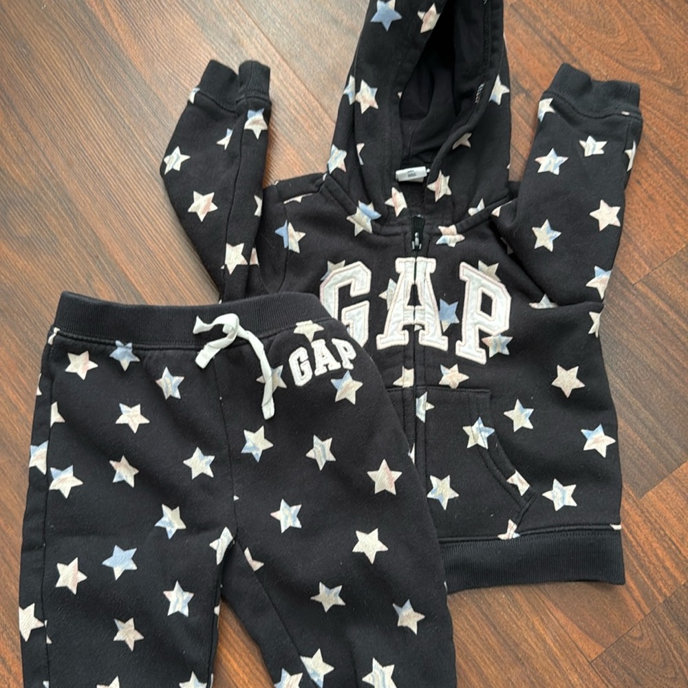 BABY GIRLS GAP SWEATSUIT SZ. 12-18 MOS.